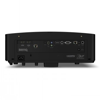 Aansluitingen van de Benq LK954ST 4K UHD-projector in compact formaat. Achterkant van de zwarte Benq LK954ST-projector met meerdere aansluitingen zoals HDMI, HDBaseT en USB.
