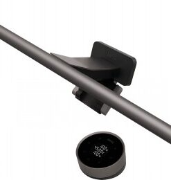 Langwerpige grijze Benq ScreenBar Halo 2 monitorlamp met connector en ronde controller op een zwarte achtergrond.