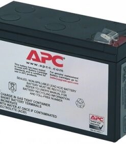 Voorkant van een rechthoekige zwarte batterij met een wit etiket en een rood APC-logo.