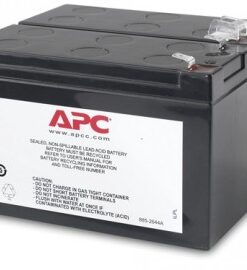 Een zwarte rechthoekige vervangingsbatterijcassette van het merk APC met een wit label, gefotografeerd van voren.