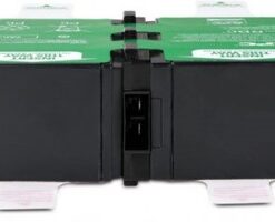 Groene en zwarte reservebatterij, rechthoekige vorm, gefotografeerd vanaf de voorkant bij de aansluitingspunt.