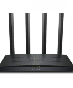 Een zwarte TP-Link-router, vier verticale antennes en LED-lampjes op het voorpaneel.