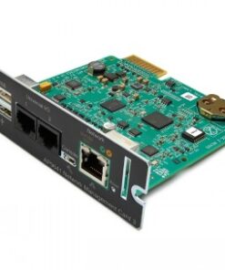 APC UPS Network Management Card 3 met omgevingsmonitoring Netwerkkaart met een groene printplaat, aansluitingen en het APC-logo. Zwarte aansluitplaat.