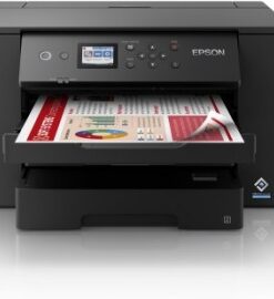 Zwarte Epson WorkForce WF-7310DTW-printer, geopende papierlade, gekleurde afdruk.