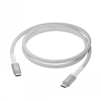 Witte gevlochten USB-C-kabel met metalen uiteinden. De kabel is rond gelegd op een witte achtergrond.