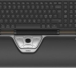 Contour Design draadloos toetsenbord en muisaanwijzer met ergonomische steun. Zwart-wit draadloos toetsenbord en ergonomische muisaanwijzer met gewatteerde polssteun, van bovenaf bekeken.