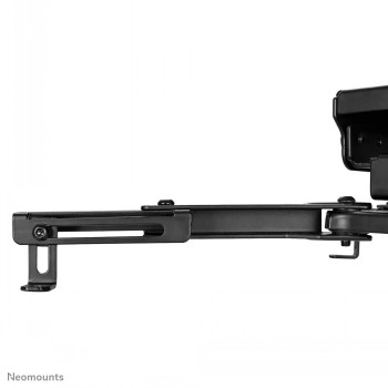 Neomounts By Newstar zwarte plafondbeugel voor projector zijaanzicht Zwarte plafondbeugel voor projectoren in zijprofiel, zichtbare verstelbare onderdelen.