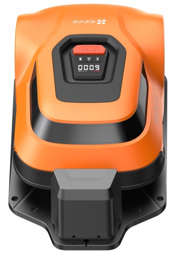 EZVIZ RM600 robotmaaier op zijn laadstation Oranje EZVIZ RM600 robotmaaier op zijn laadstation, met een zwart en oranje kleurenschema, gefotografeerd van voren.