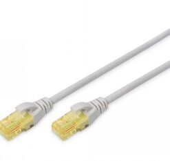 Grijze CAT 6A-netwerkkabel van 1 meter met RJ45-connectors aan beide uiteinden, close-up vanuit een bovenhoek.