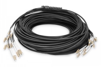 Zwarte multifiber netwerkkabel, met LC/UPC-connectoren aan beide uiteinden. De kabel is opgerold in meerdere lagen.