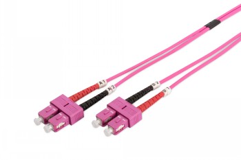 Twee roze duplex-glasvezelkabels met SC/SC-connectoren op een witte achtergrond.