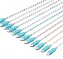 12 meerkleurige glasvezel-‘pigtails’ met SC-connectors op een effen witte achtergrond.