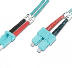 Groene duplex-kabel met LC- en SC-connectoren, close-up van kabeldetails.