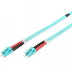 Twee turquoise glasvezelnetwerkkabels met LC-connectors aan de uiteinden. De kabels zijn 2 meter lang en geplaatst op een licht achtergrond...