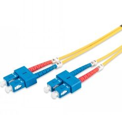 Gele duplex-netwerkkabel met blauwe SC-connectoren en rood-groene beschermhulzen.