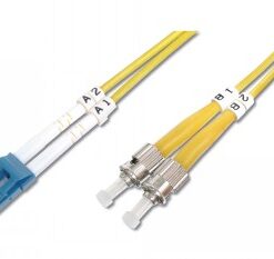 Twee gele FO-netwerkkabels met LC- en ST-connectoren. De connectoren hebben markeringen en de kabel is 3 meter lang.