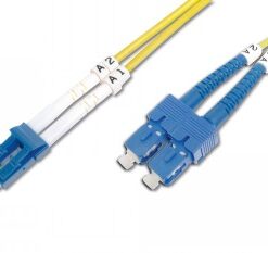 Gele duplex-glasvezelkabel met LC-connectoren links en blauwe SC-connectoren rechts, 10 meter lang.