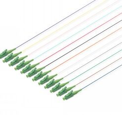 Set van twaalf vezel-eindkabels met groene LC-connectors, kleurgecodeerde draden, horizontaal geordend.