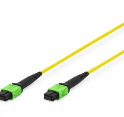 Twee gele glasvezelkabels met MPO-connector, groene connectoren met zwarte details, witte achtergrond.