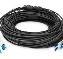 Zwart breakout-kabel opgerold in een spoel met blauwe LC-connectors en gele markeringen.