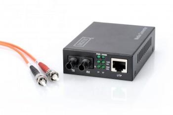 Digitus Gigabit Ethernet-mediamodule, installatieaccessoire voor multimode kabels. Zwarte rechthoekige Digitus Gigabit Ethernet-mediamodule met oranje en witte kabels en aansluitingen.