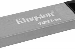 Kingston 128 GB metalen USB-stick in zilverkleur met een zwarte eindkap, zijaanzicht.