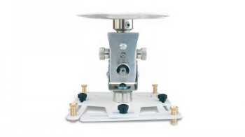Witte en metallic beugel voor plafondmontage van een projector, frontaal afgebeeld.