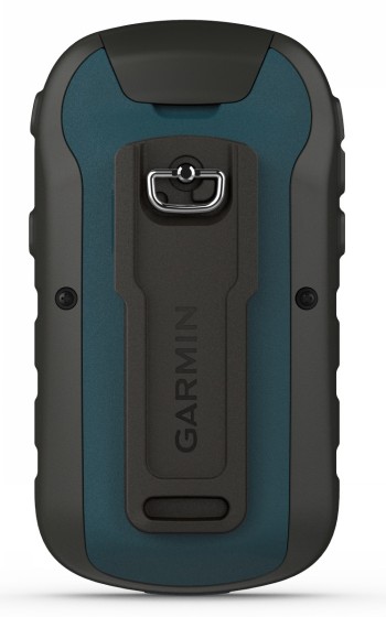 Achterbehuizing van de Garmin eTrex 22x Western Europe-navigator. Donkerblauwe en zwarte achterbehuizing en bevestigingsklem van de Garmin eTrex 22x-navigator.