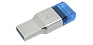 Zilverkleurige USB-C- en USB-A-geheugenkaartlezer met blauwe beschermkap, op een tafelblad.