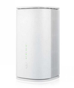 Witte verticale 5G-router met LED-lampjes en verticale ventilatiesleuven aan de zijkant.