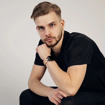 Havu Watches berkenhouten bandje voor Apple Watch, 38/40/41 mm Man in een zwart shirt presenteert een Apple Watch-bandje van berkenhout, neutrale achtergrond.