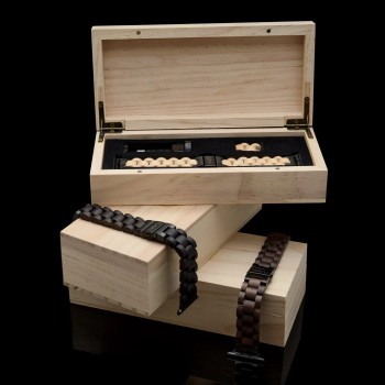 Havu Watches Apple Watch-bandjes in esdoorn- en leermodellen in een stijlvo... In een houten geschenkdoos een esdoorn- en donkere leren band geopend, met een zwarte achtergrond.