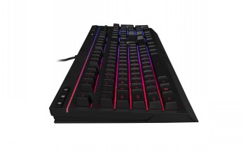 HyperX Alloy Core RGB-toetsenbord met kleurrijke verlichting, stijlvol zwart design RGB-verlicht HyperX Alloy Core-toetsenbord, zwarte behuizing, vanaf de zijkant gefotografeerd. Toetskappen benadrukken de verlichting.