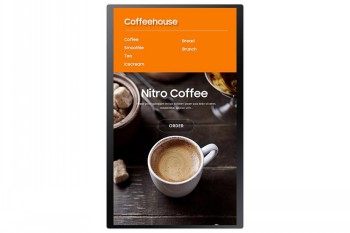 SAMSUNG KIOSK KM24A-monitor met een café-gerelateerde inhoud, een kop koffie en een oranje menubalk.