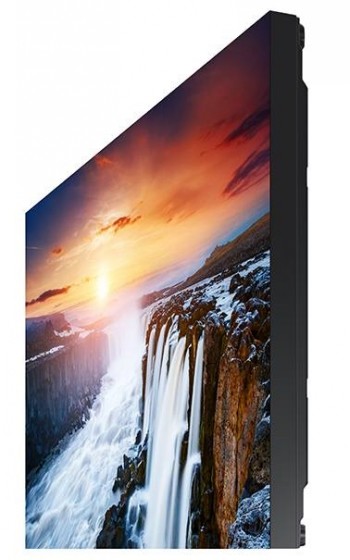 Samsung 55" VH55R-R videowand met kleurrijk natuurbeeld Zijprofiel van Samsung 55-inch VH55R-R videowand met een heldere kleurrijke waterval en zonsondergang op het scherm.