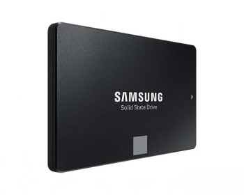 Samsung 1TB 870 EVO SSD-schijf - krachtige en betrouwbare keuze. Zwarte Samsung 1TB 870 EVO SSD 2.5 inch SATA-schijf schuin gefotografeerd.
