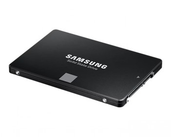 Samsung 1TB 870 EVO SSD harde schijf 2,5 inch Samsung 1TB 870 EVO SSD harde schijf in een zwarte behuizing, minimalistisch ontwerp, close-up van een hoek.