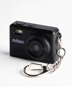 Nilox Mini Action Camera - compacte zwarte camera Zwarte Nilox Mini Action-camera op een tafel, met de lens en sleutelhangerbevestiging zichtbaar aan de voorkant.