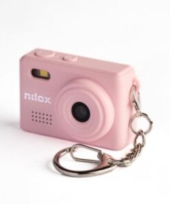 Roze mini actioncamera, vaste lens en sleutelhangerbevestiging op een witte achtergrond.