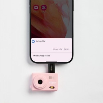 Nilox Mini Action Cam Pink - compacte camera met USB-aansluiting Roze Nilox Mini Action Cam gekoppeld aan een zwarte smartphone via een USB-adapter, witte achtergrond.