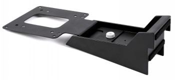 Zwarte metalen VESA-beugel met stelschroef en rechthoekig ontwerp.