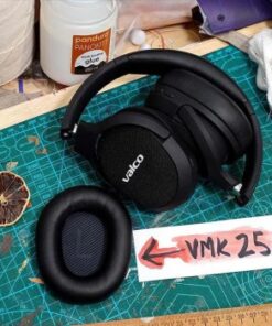 Zwarte vervangende oorkussens voor VMK25-hoofdtelefoon op een tafel, met knutselbenodigdheden op de achtergrond.