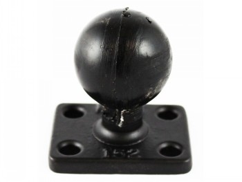 Een RAM Mounts-beugel van zwart metaal met een 1,5-inch kogel en een rechthoekige basis met vier bevestigingsgaten...