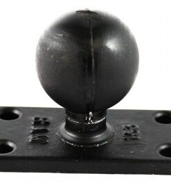 RAM Mounts aluminium kogelbasis met 1,5 inch kogel en bevestigingsgaten Zwarte aluminium montagebasis met een kogel van 1,5 inch en vier bevestigingsgaten op een rechthoekige plaat.