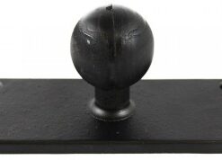 Zwarte RAM Mounts C-maat 1.5 inch bal, rechthoekige metalen plaat met vier bevestigingsgaten.