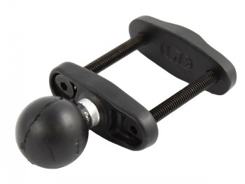 RAM Mounts 1,5" kogelhouder in C-formaat voor laptopaccessoires. RAM Mounts 1,5-inch kogelhouder van zwart metaal en kunststof met twee schroeven, schuin afgebeeld.