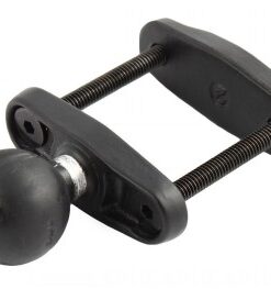 Zwarte RAM Mounts C-formaat kogel met een verstelbaar klemmechanisme en een duurzame constructieclip.