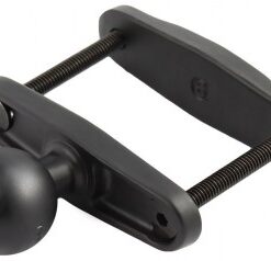Zwarte metalen RAM Mounts-beugel met een ronde bal en twee schroefstangen, zijprofiel tegen een lichte achtergrond.