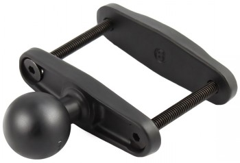 RAM Mounts C-grootte 3,0 inch bal en klem, laptopaccessoire Zwarte metalen RAM Mounts-beugel met een ronde bal en twee schroefstangen, zijprofiel tegen een lichte achtergrond.