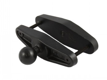 RAM Mounts C-maat 5.0" kogel en klemhouder, duurzame constructie Zwarte RAM Mounts kogelhouder met klemmechanisme en kogelkop, zijaanzicht.